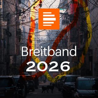 Eine Häuserschlucht. Zwischen den Häusern sind sehr viele Kabel. Auf der Straße stehen eng geparkt Autos. Über dem Foto liegt ein buntes Muster, dass Logo des Deutschlanfunk Kultur und der Schriftzug Breitband.