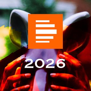 Zwei Hände halten einen Tierkopf. Ein Buch ist zu erkennen. Im Mittelpunkt das Logo von Deutschlandfunk Kultur.